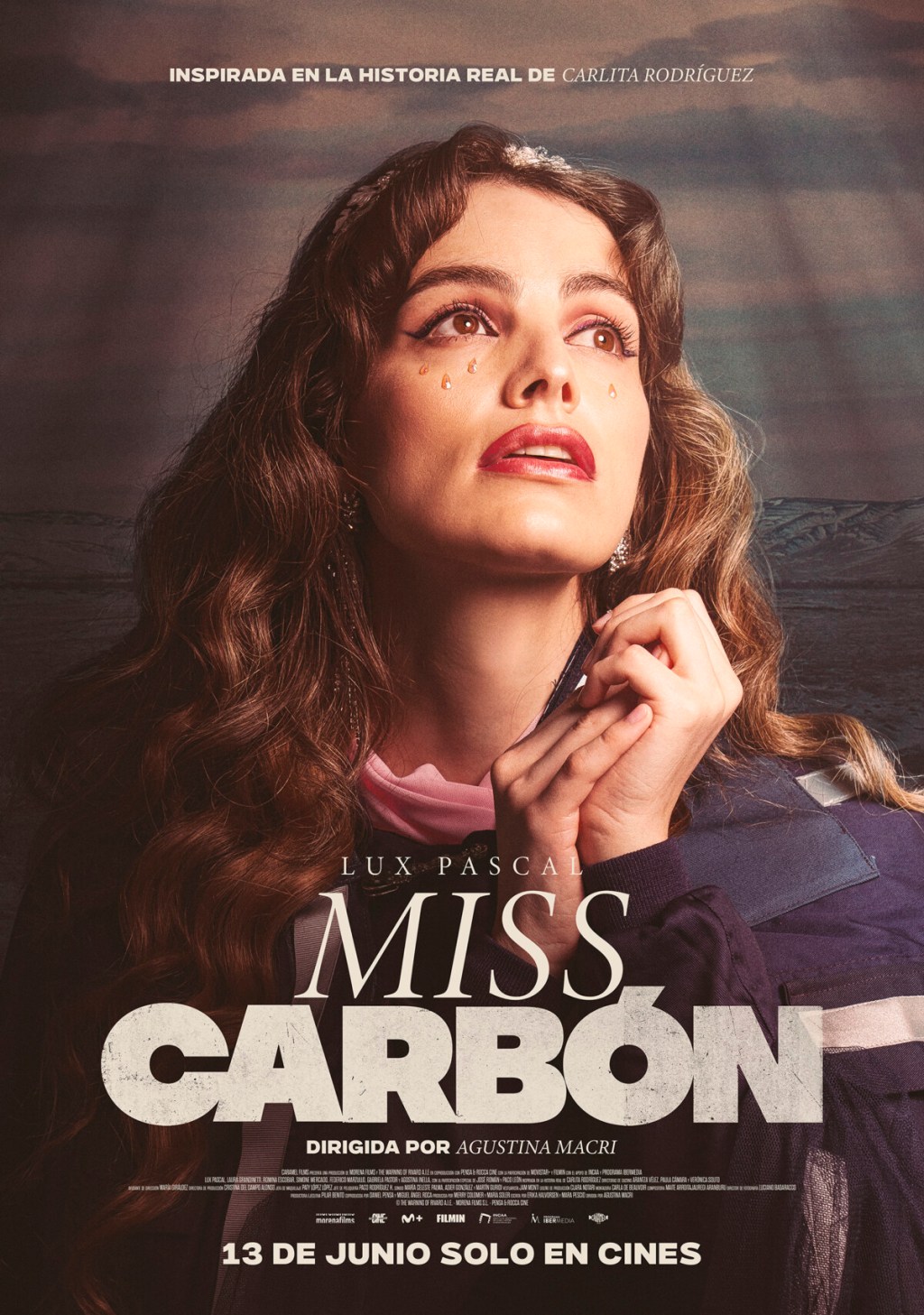 🔻 La película Miss Carbón, dirigida por Agustina Macri y protagonizada por  Lux Pascal, se estrenará en los cines de Argentina el 13 de junio de 2025.  Relata la historia real de, image size:1024x1457
